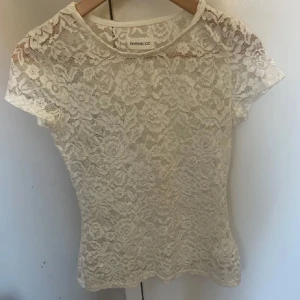 Vit spetsblus från Even&Odd - Säljer en söt vit spetsblus från Even&Odd. Blusen har korta ärmar och ett vackert blommigt mönster. Perfekt för en somrig look!