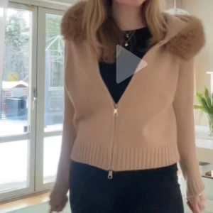 Beige jacka med pälshuva - Pris kan diskuteras!! Använt endast två gånger. True to size. En tråd hänger ut från luvan men den göms under ”pälsen”. mina bilder,jag är 175cm. Den är ganska tunn,perfekt nu till våren. Snygg beige jacka med dragkedja och en stor, fluffig pälshuva. Jackan har långa ärmar och ribbade muddar vid ärmslut och nederkant. 