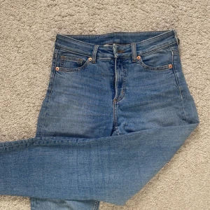 blå skinnyjeans - blå jeans med hög midja