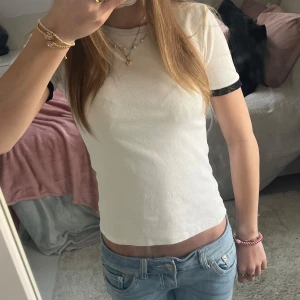 Vit t-shirt med svarta detaljer - Super fin vit t-shirt med svarta detaljer. Jätte bra skick, och säljer då den tyvärr inte kommer till användning. Skriv privat för fler bilder💗💗💗