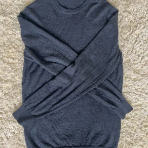 Stickad tröja - En stickad tröja i storlek S. 100% merino ull. 