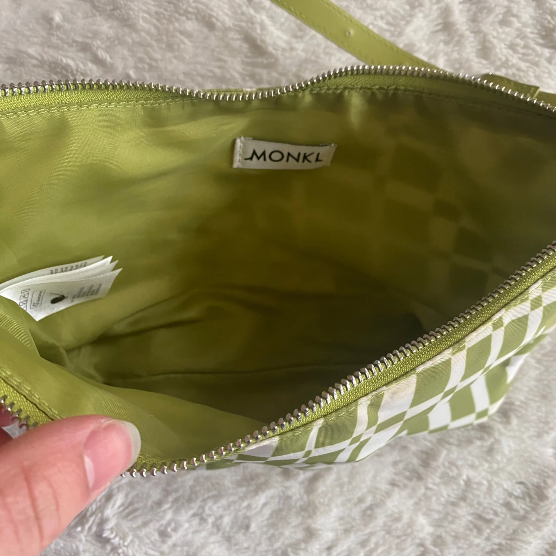 Grön och vit axelväska från Monki - 1
