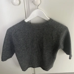Grå stickad tröja från Zara - Säljer en grå stickad tröja med korta ärmar. Är för liten