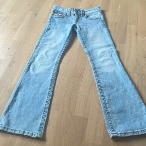 Ljusblå jeans från Gina Tricot - Snygga ljusblå jeans från Gina Tricot i storlek 152. Aldirg använda pågrund av att den var för små. Nyskick  !!Står ej för postens slarv!!
