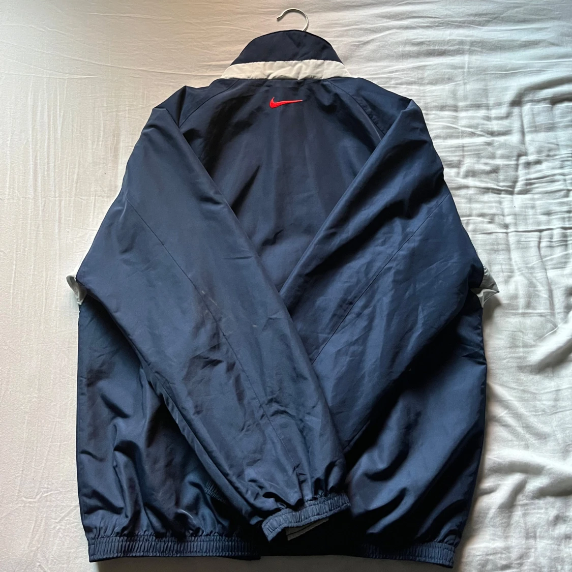 Vintage blå och vit windbreaker från Nike - 2