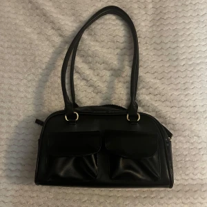 Svart handbag - Jättefin liten handbag! ungefär 28 cm x 16 cm, använd en gång 💫 Tar bara köp nu!