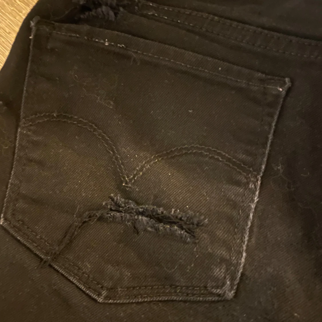 Svarta lågmidjade levis jeansshorts med slitningar - 2