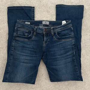 Low waist ltb jeans - Sjukt snygga jeans från ltb i modell valerie. Köpta på plick men är i jättebra skick, har dock två jättesmå fläckar längst ner (bild 3). Säljer pga de är för stora i midjan. Skriv gärna till mig om du har någon fråga.💓