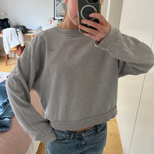 Grå sweatshirt från Levi's - Säljer en grå sweatshirt från Levi's i storlek XS. Tröjan har en klassisk rund hals och är perfekt för en avslappnad stil.  Mycket bra skick!!