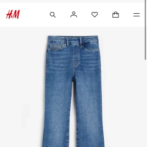 Flare jeans från H&M - Snygga blå jeans från H&M med en klassisk femficksdesign. De har en hög midja och en bootcut-stil som ger en trendig look. Köpte 2 månader sedan andvändt typ några gånger 