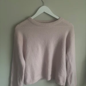 Rosa stickad tröja - Ljusrosa stickad tröja passar alla årstider. Inga defekter fåtal gånger använd,  storlek s. Skriv i dm för fler frågor, prisförslag m.m💕