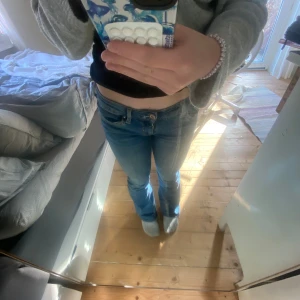 Lågmidjade jeans från only💗 - Säljer ett par blå väldigt lågmidjade jeans från only, storlek xs men passar även s, köpt för ca 580kr mitt pris 490kr men kan diskuteras vid snabbt köp💗