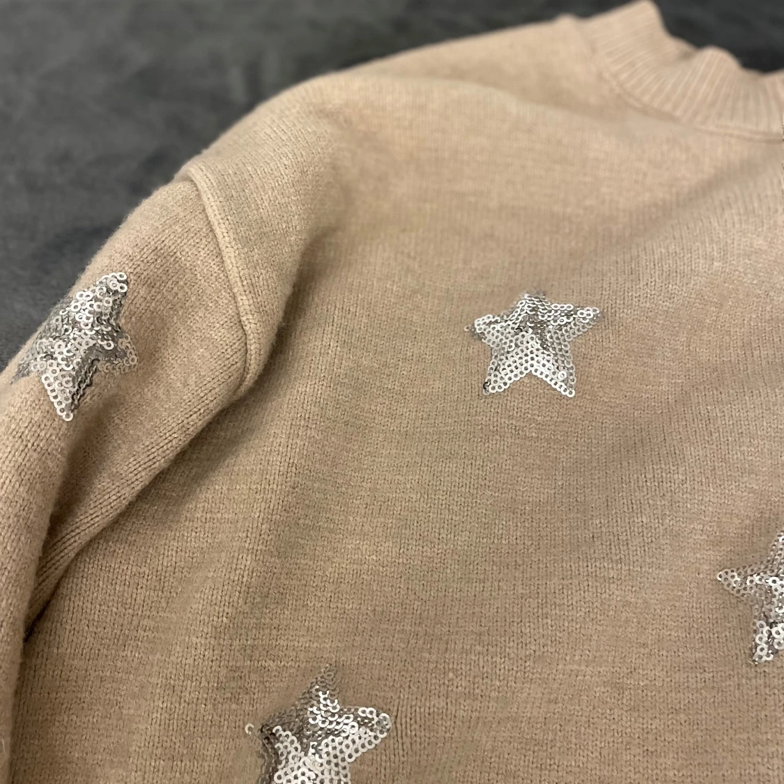 Beige tröja med stjärndetaljer - 1