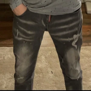 Grå jeans från Dsquared2 - Säljer de pga att dom är lite för små för mig. Snygga grå jeans från Dsquared2 med slitna detaljer. De har en klassisk femficksdesign och knappgylf.
