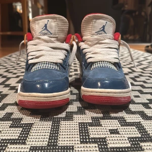 Jordan 4 retro messy room - Säljer ett par Jordan 4.Perfekta för dig som vill ha en sportig och stilren look. Pris kan diskuteras.