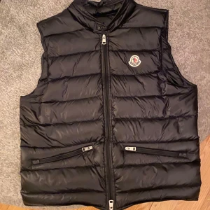 Moncler vest  - Hej! Säljer nu min moncler vest då den ej kommer te användning längre pågrund av att den är för kort för mig. 