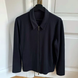 Overshirt från Cos - Overshirt med dragkedja i bomull från COS.  Använd fåtal gånger, väldigt fint skick. Inköpt 2023 i butik, nypris ca 1700kr. Storlek S 