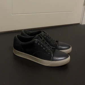 Lanvin cap toe. Elephant gray. - Riktigt snygga ”elefant” gråa sneakers från lanvin. Väldigt bra skick inte några defekter. Bara lite slitning på tårna men inte mycket. Mockan är lite tråkig men det går att fluffa till med en mockaborste. Skriv om ni har frågor och vill ha fler bilder👍pris kan absolut diskuteras vid snabb affär.