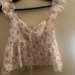 Somrig söt top - Blommig jätte söt top🩷🤍Aldrig använd