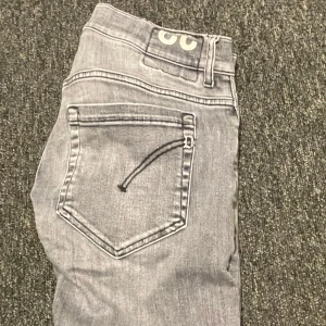 Grå Dondup jeans  - Säljer ett par snygga grå Dondup jeans i storlek 32. Skick 6/10 men har mycket kvar att ge, skriv ifall ni vill ha bilder på defekten. Passar mig som är 187. Nypris 3200 och mitt pris endast 549. Skriv ifall ni har funderingar!
