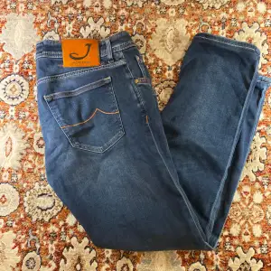 Hej! Säljer nu mina jeans från märket Jacob Cohen, storlek 36, bra skick. Tveka inte på att höra av dig om du har frågor eller funderingar kring jeansen!