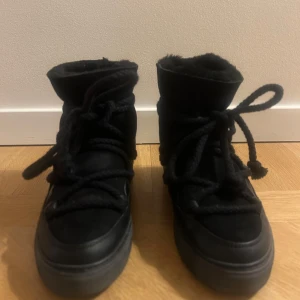Inuikii skor stl 39 - Inuikii skor i storlek 39, använda en gång och är i ett jättefint skick, super fina och sköna. Säljer pga fel storlek för mig.💕 Köpte för 2500