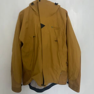 Klättermusen allgrön 2.0 - Klättermusen allgrön 2.0, 3lagers skaljacka som är 4 säsongsjacka. Storleken är xxl men den är väldigt liten i storleken så skulle säga att den är L/XL använt den 1 skidsäsong så den är väldigt nära nyskick!