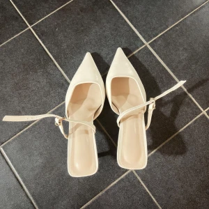 Vita pumps med klack - Aldrig använda och är i ett väldigt gott skick!!