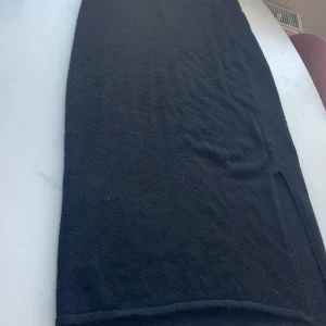 Svart kjol från JDY - Säljer en svart kjol från JDY i storlek XXL. Kjolen är i ett mjukt och bekvämt material, perfekt för både vardag och fest. Den har en enkel design som gör den lätt att matcha med olika toppar och accessoarer. Ett måste i garderoben för alla säsonger! Orginal pris 349