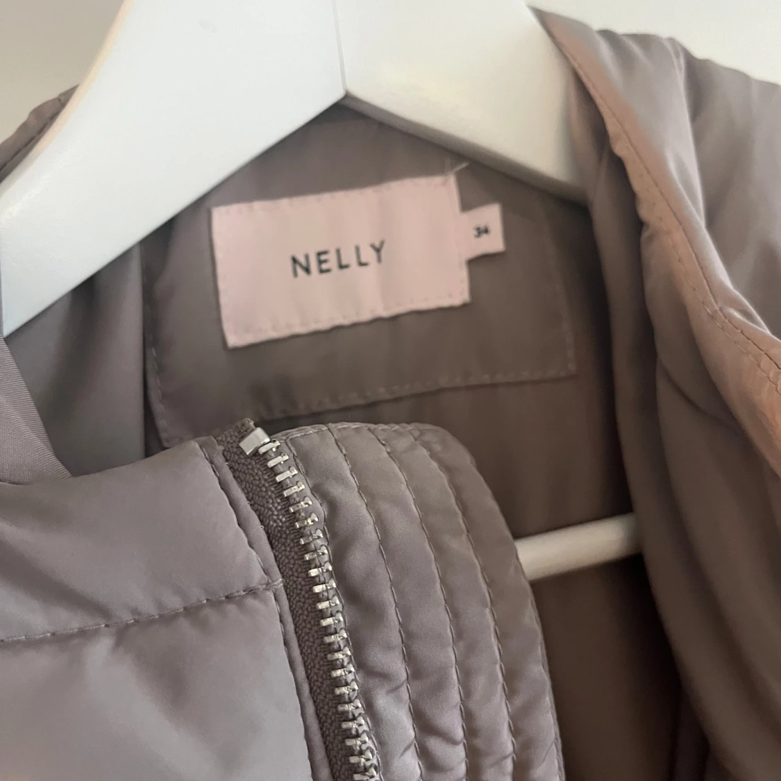 Beige pufferjacka från Nelly med knytning  - 91