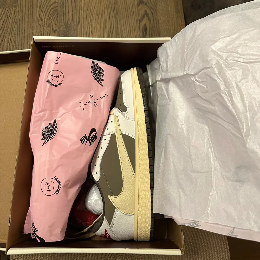 Extremt fina Travis Scott skor en av de finaste man kan tänka sig att köpa men köper pågrund av att jag vill ha pengar just nu och därför sänker jag priset ganska mycket för vill sälja den så snabbt så möjligt . Kengät.