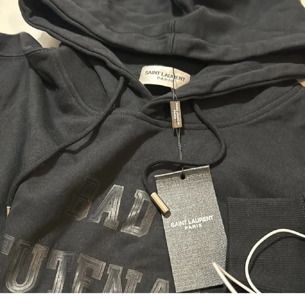 En helt sprillans ny saint Laurent hoodie, storlek S. Modellen är 172 och väger 70kg, tags och kvitto medföljer! Säljer för endast 2299 då jag behöver pengarna. Hör av er vid funderingar🤩. Hoodies.