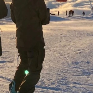 Klättermusen skidställ - Ett Brage skidställ från klättermusen använt en och en halv säsong men fortfarande bra skick med två lagningar som man ser på dom två sista bilderna 