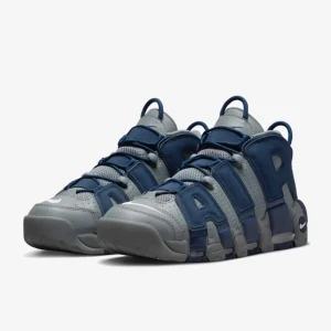 Nike Air More Uptempo i grå och blå - Säljer ett par Nike Air More Uptempo i grå och blå färg. Har inte original lådan eller så. Säljer för de är lite för stora för mig:)