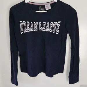 Mörkblå pyjamas tröja ifrån HM - Säljer en mörkblå pyjamas tröja ifrån HM, använd ett par gånger men i jättebra skick🥰