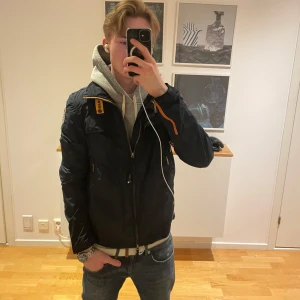 Parajumpers Windbreaker / Field jacket! - Väldigt bra skick! / Inga defekter / Dm vid frågor! / Nypris: ca 4500kr