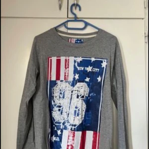 Lång ärmad tröja  - Storlek s är använd bara några få gånger ser helt ny ut