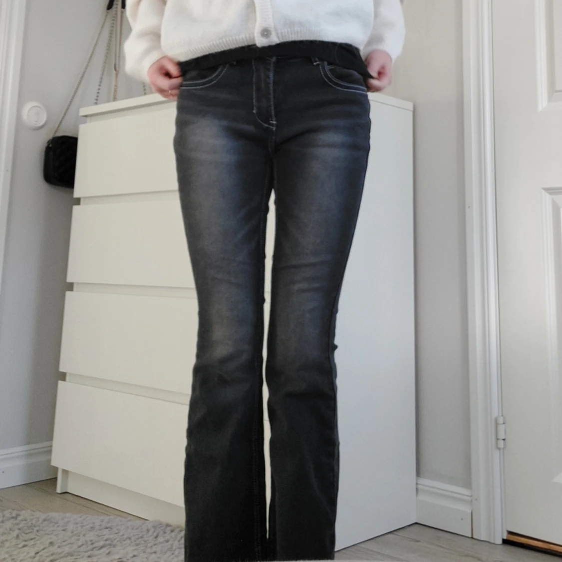 Svarta lågmidiade bootcut jeans