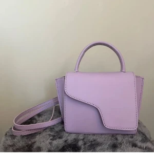 ATP väska - Säljer en superfin ljuslila handväska från ATP Atelier. Använd väldigt få gånger och därför i ett väldigt bra skick. Nypris är 3900, dustbag ingår. Kan även tänka mig att byta! Hör av dig vid frågor🤗