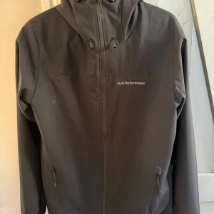 Svart regn/vindjacka från Peak Performance - Säljer nu min regn och vindjacka från Peak Performance. En jacka som funkar bra i alla väder, speciellt nu under vintern. Den är använd väldigt lite så i skick som ny. Den är i storlek S. Bara att skriva om ni har några frågor eller är intresserade!