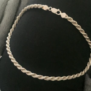 Silver cordel  - Snyggt silverfärgat halsband med en tvinnad design som ger en elegant touch. Perfekt för både vardag och fest. Halsbandet har ett robust lås som håller det säkert på plats. Ett stilrent smycke som passar till alla outfits. Kan tänka mig gå ner i pris vid snabb affär 😊