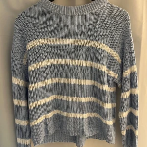 Blå och vit randig stickad tröja - Säljer en supermysig randig stickad tröja💙
