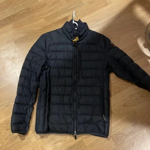 Parajumper jacka  - 10/10 skick  Köpt för 3999  Para jumper light weight jacka 