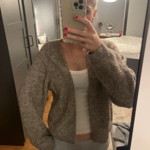 Beige stickad kofta - Mysig beige stickad kofta i bra skick från Lindex🌟😊