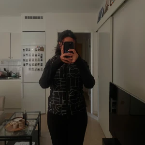 Svart jacka från Moncler - Säljer en snygg svart jacka från MONCLER. Jackan har långa ärmar och en dragkedja framtill. Perfekt för höst och vår när du vill hålla stilen. Den är i mycket bra skick och redo för nya äventyr! Pris går att diskuteras vid snabb köp. 