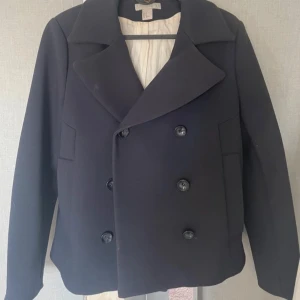 Marinblå kort kappa  - Superfin kort kappa från H&M. Använd en gång så i nyskick!✨