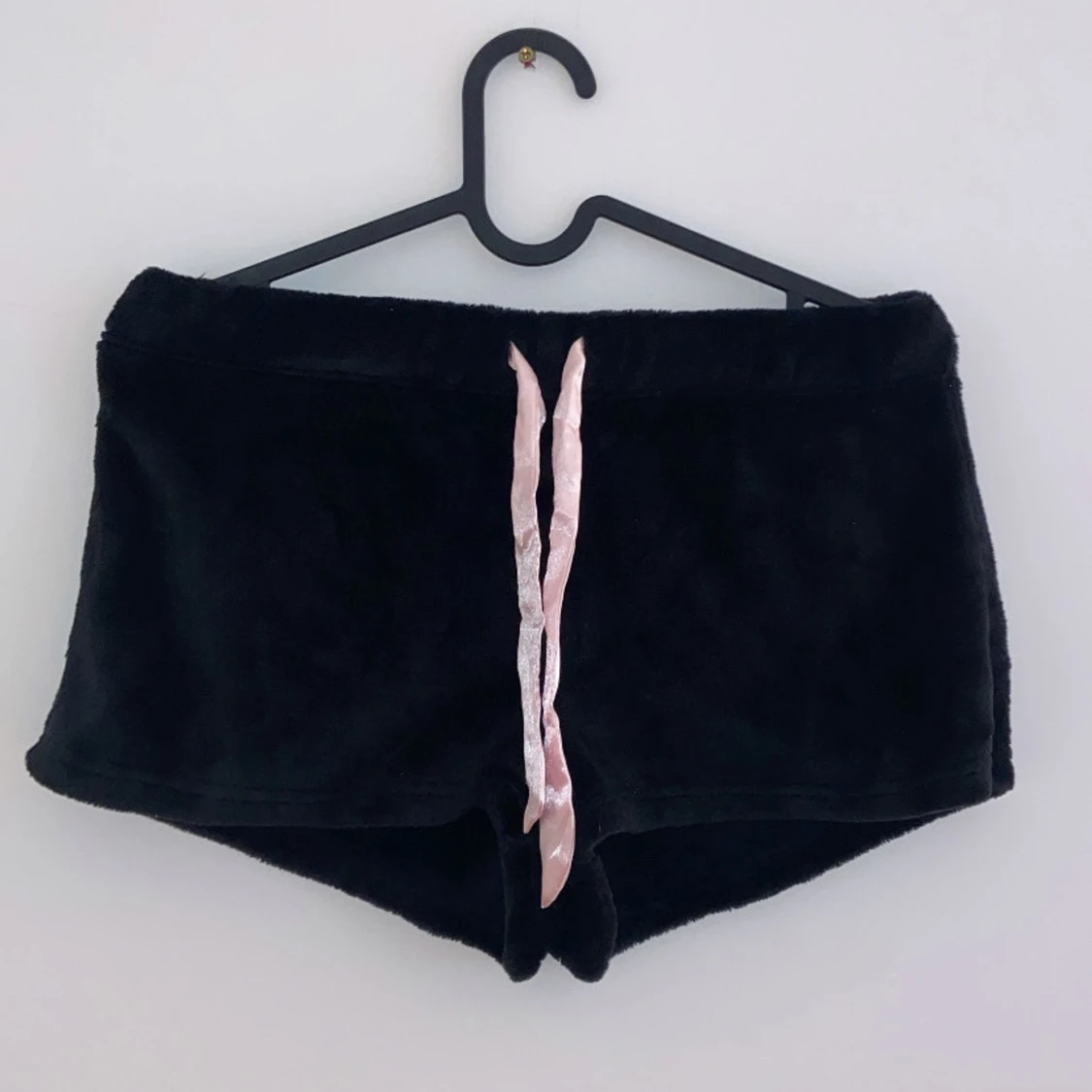 Svarta fluffiga shorts med kattmotiv