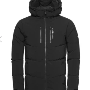 Sail racing jacka - Tja, säljer nu min sail racing jacka för en billig slant, jackan håller värmen extremt bra, en perfekt vinterjacka. Jackan är storlek 160/170 men passar S då den är stor i storlek sitter något för litet på mig som är  179cm lång, skulle säga den passar dig som är mellan 165-177cm lång, hör er för frågor eller funderingar 👌🏻 