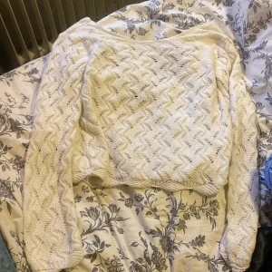 Vit stickad tröja från Gina Tricot - Superfin vit stickad tröja från Gina Tricot i storlek S. Den har ett snyggt zickzack-mönster och är perfekt för både höst och vinter. Tyvärr är den lite liten för mig, så säljer därav. Skicket är bra och den säljes för 200+ frakt🌸