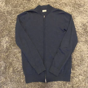 Blå stickad tröja från John Henric - Säljer en blå tröja från John Henric i storlek S. Den har en praktisk dragkedja framtill och är tillverkad i ett mjukt material som passar perfekt för både höst och vår. Skick 9/10 använd ett fåtal gånger. Nypris: 799, mitt pris: 499. Kunden står för frakten📦